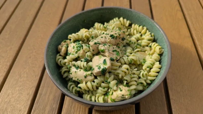 Fusilli-Pfanne mit Hähnchen und Spinat