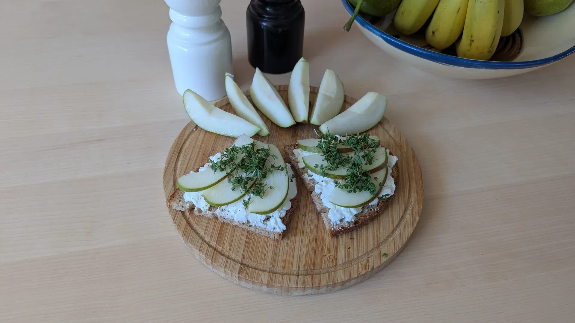 Graubrot mit Hüttenkäse, Birnenspalten und Kresse