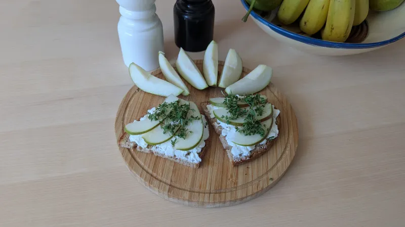 Graubrot mit Hüttenkäse, Birne und Kresse – süß-herzhaft
