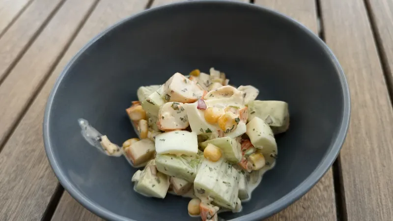 Surimi-Salat mit Mais und Mayonnaise