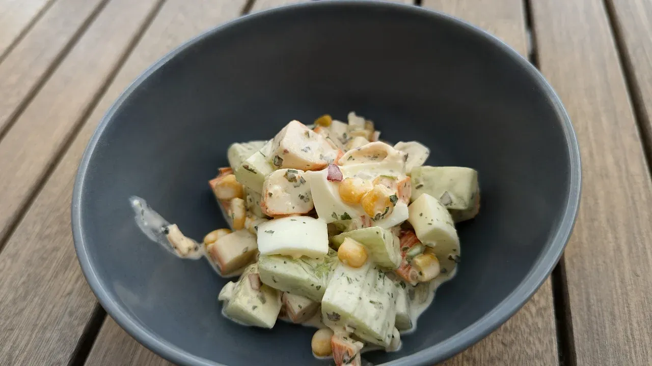Surimi-Salat mit Mais und Mayonnaise