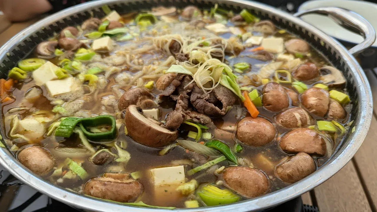 Sukiyaki (Japanischer Rindfleisch-Eintopf)