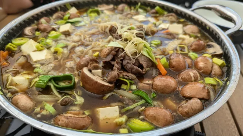 Sukiyaki (Japanischer Rindfleisch-Eintopf)