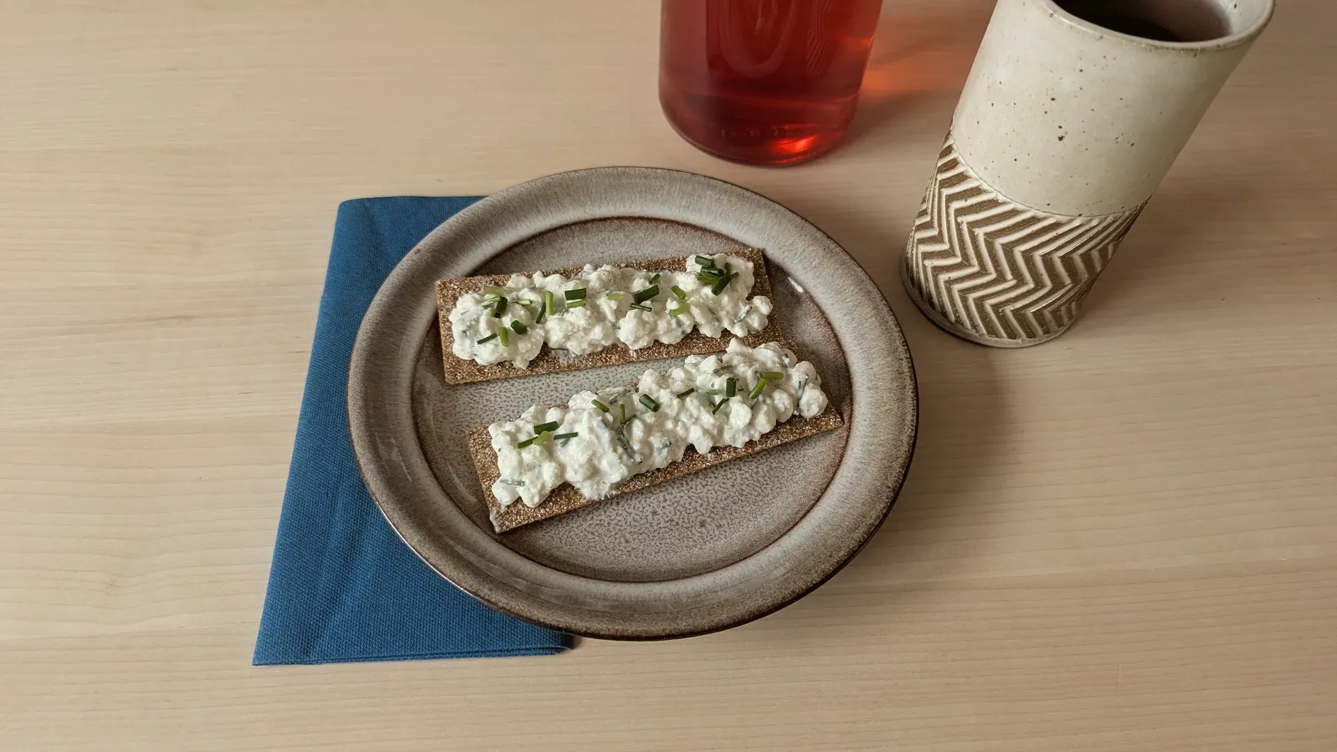 Knäckebrot mit Hüttenkäse und Schnittlauch auf einem Teller