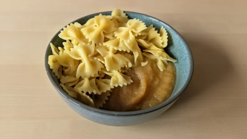 Süße Nudeln mit Apfelmus
