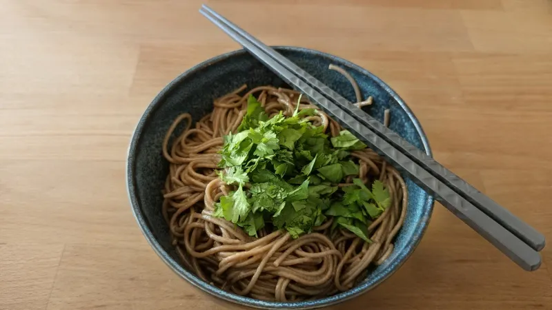 Schnelle Yakisoba mit Koriander
