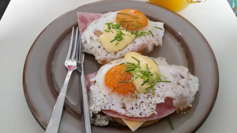 Eggs Benedict mit Kochschinken