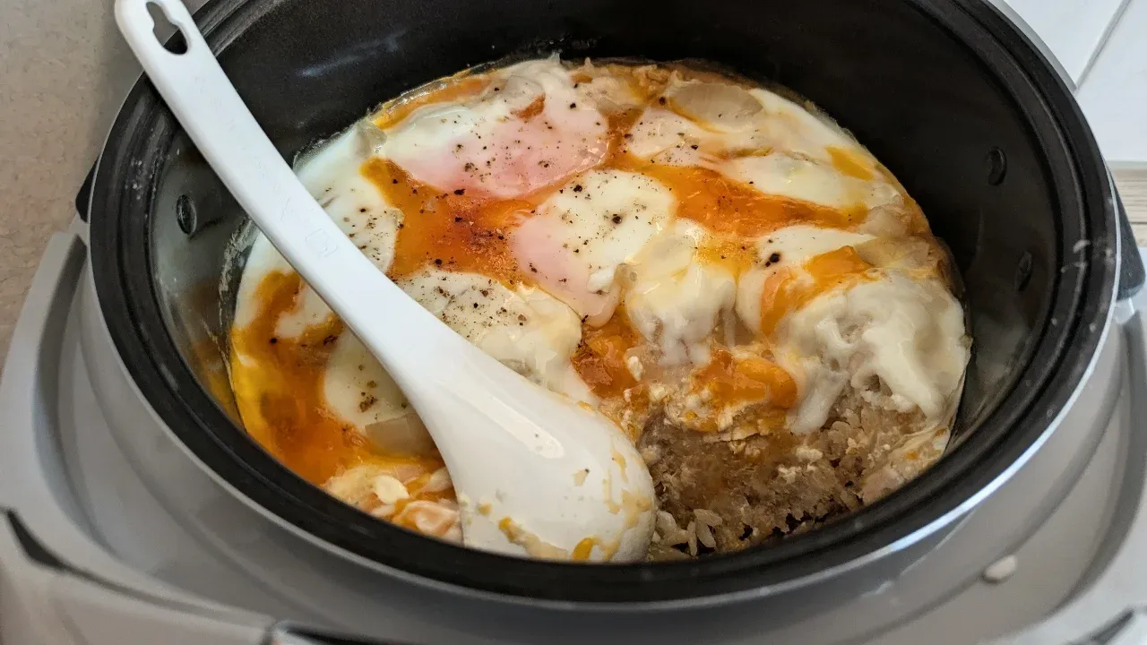 Oyakodon in einer Schale, frisch zubereitet aus dem Reiskocher.